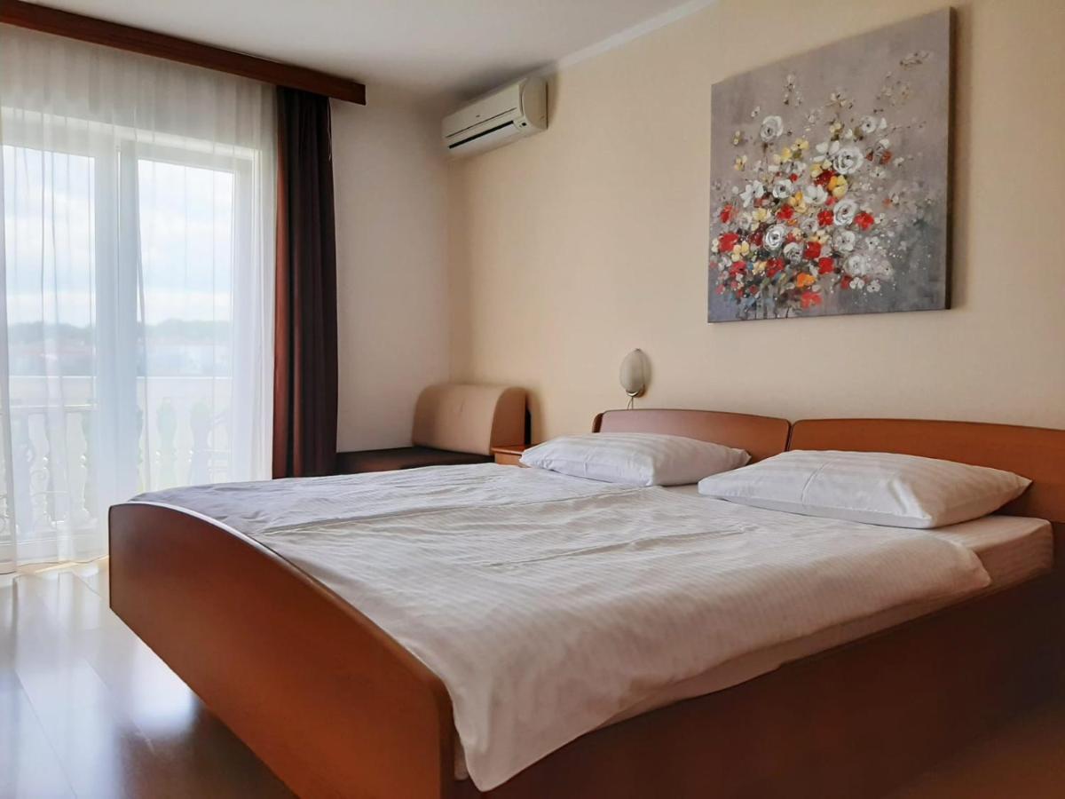 Guest House Katarina Malinska Ngoại thất bức ảnh
