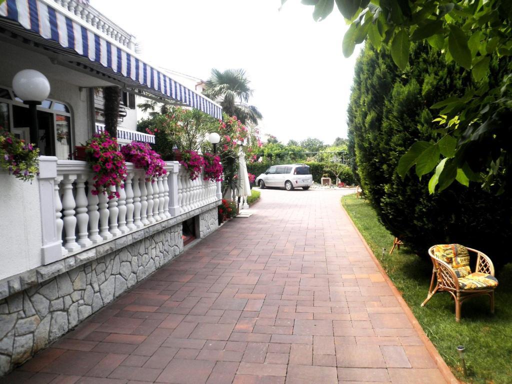 Guest House Katarina Malinska Ngoại thất bức ảnh